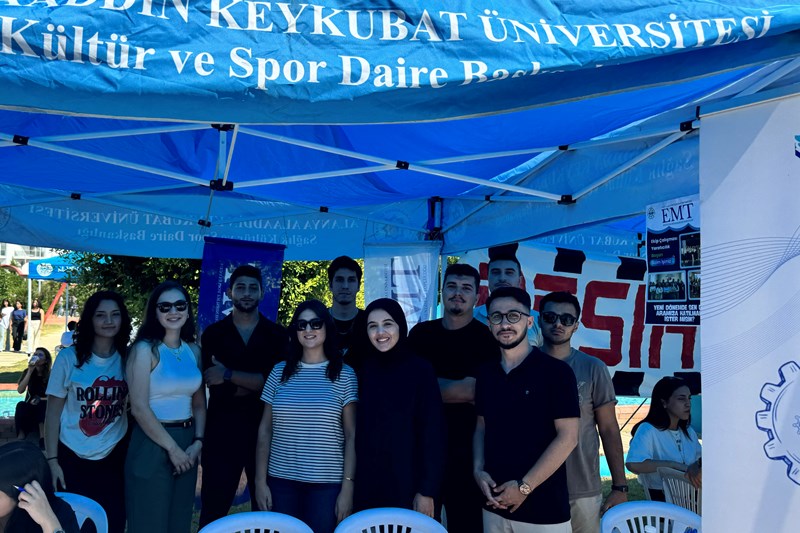 Bölümümüzün öğrenci topluluğu EMT yeni üyeler için stand başında Bölümümüzün öğrenci topluluğu EMT yeni üyeler için stand başında